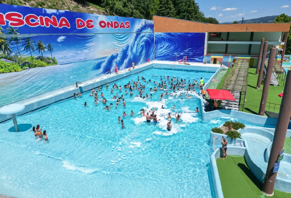 Piscina de ondas no Parque Aquático de Amarante