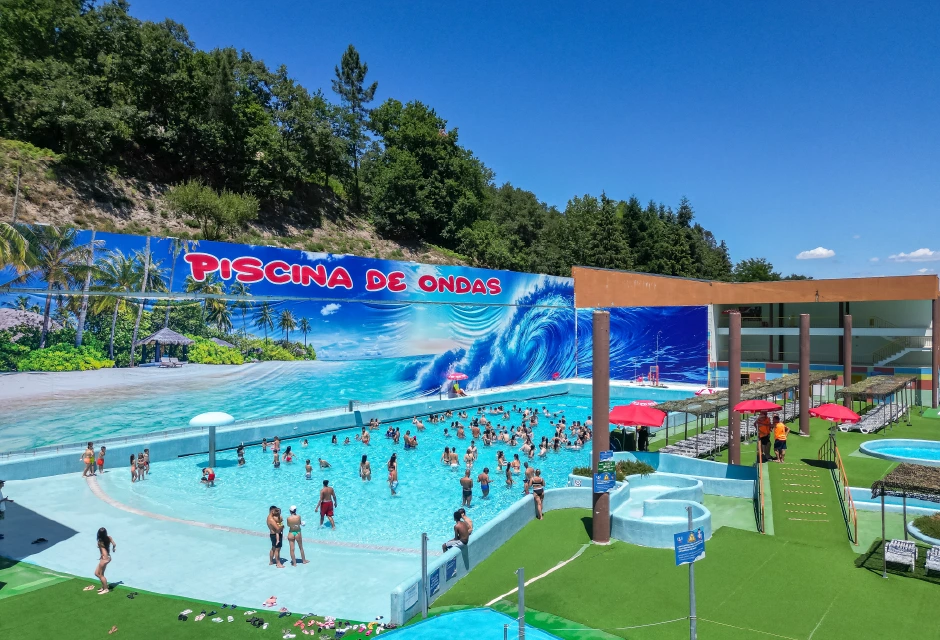 Diversão na piscina de ondas do Parque Aquático de Amarante